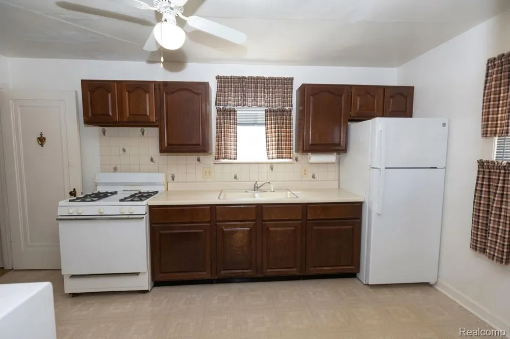 131 Dwight Avenue Pontiac City, MI 48341