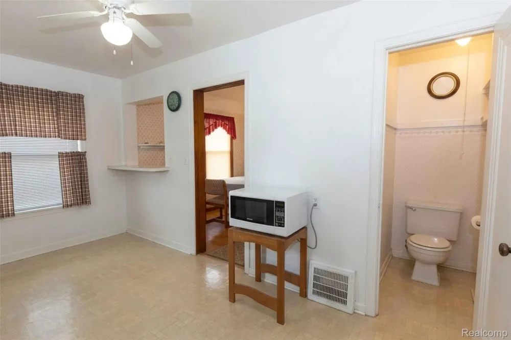 131 Dwight Avenue Pontiac City, MI 48341