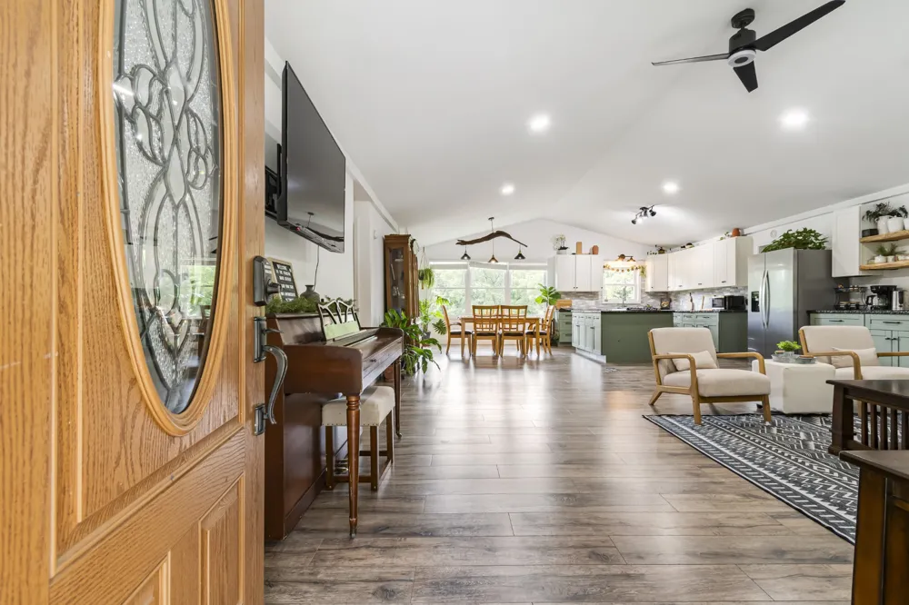 5699 S Main St Lobelville, TN 37097