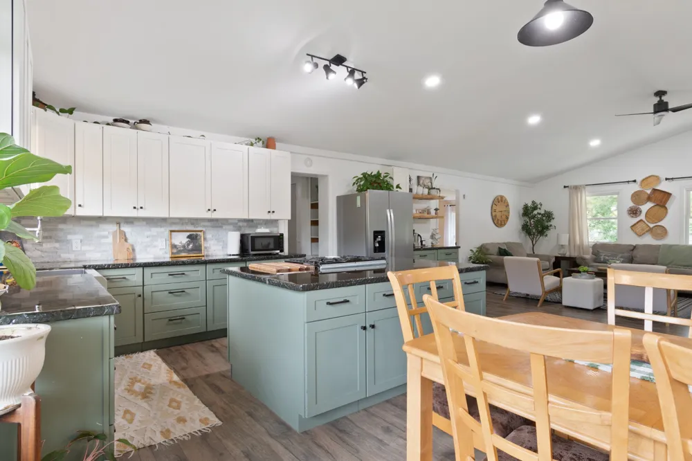 5699 S Main St Lobelville, TN 37097