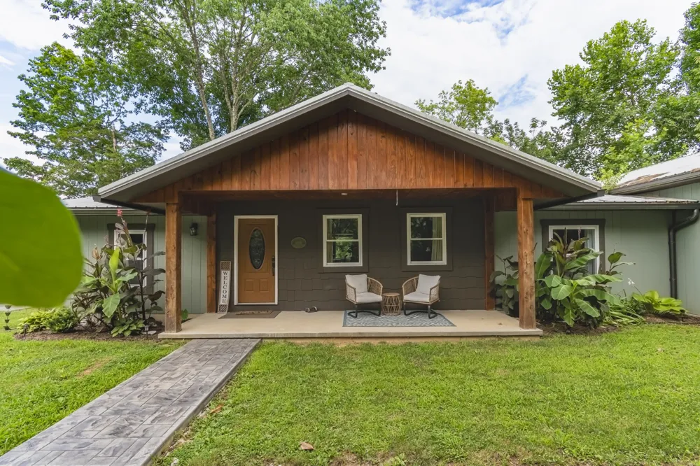 5699 S Main St Lobelville, TN 37097