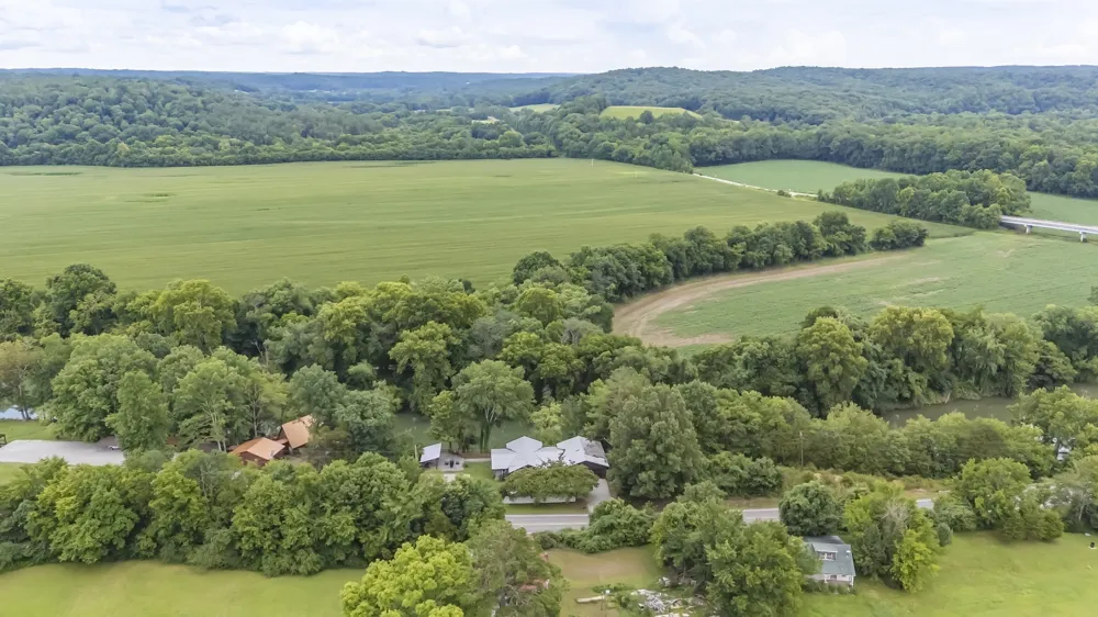 5699 S Main St Lobelville, TN 37097