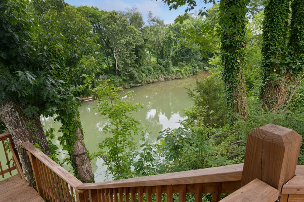 5699 S Main St Lobelville, TN 37097