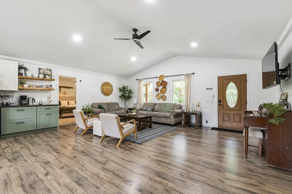5699 S Main St Lobelville, TN 37097