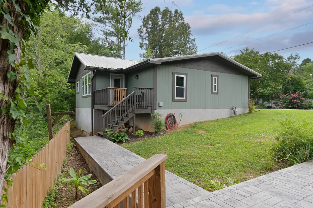 5699 S Main St Lobelville, TN 37097