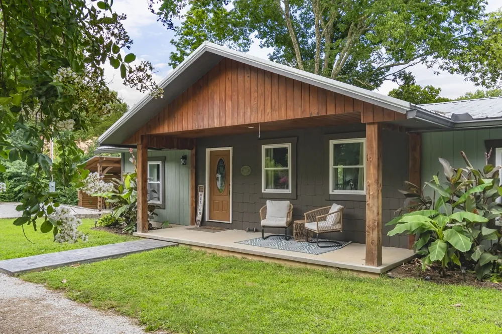 5699 S Main St Lobelville, TN 37097
