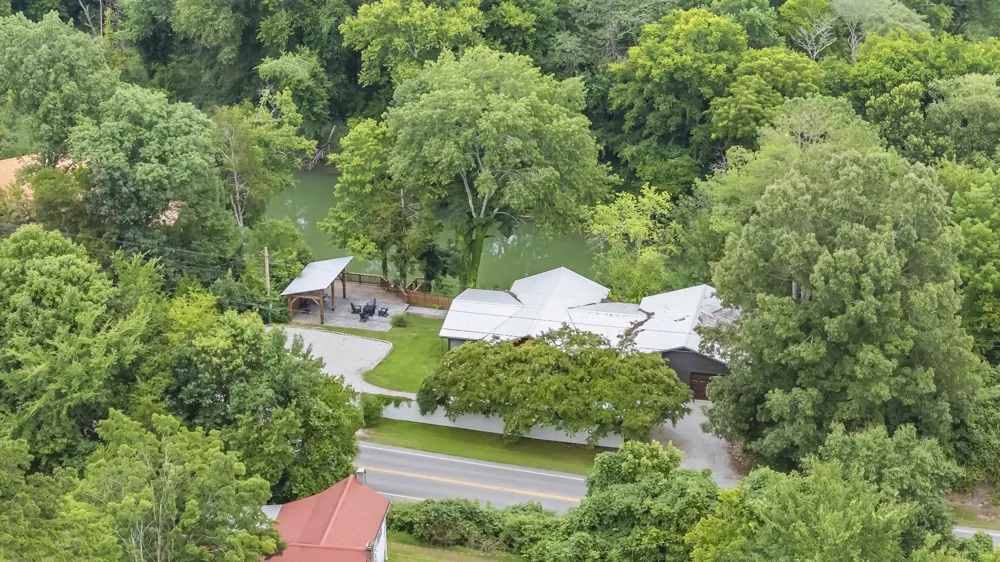 5699 S Main St Lobelville, TN 37097