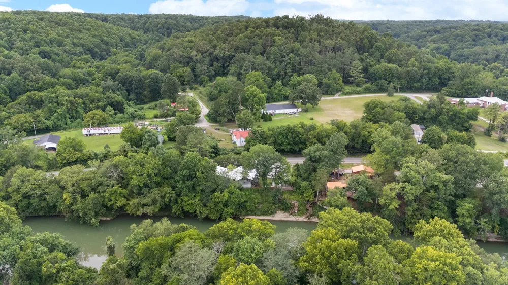 5699 S Main St Lobelville, TN 37097