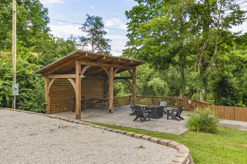 5699 S Main St Lobelville, TN 37097