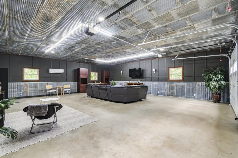 5699 S Main St Lobelville, TN 37097