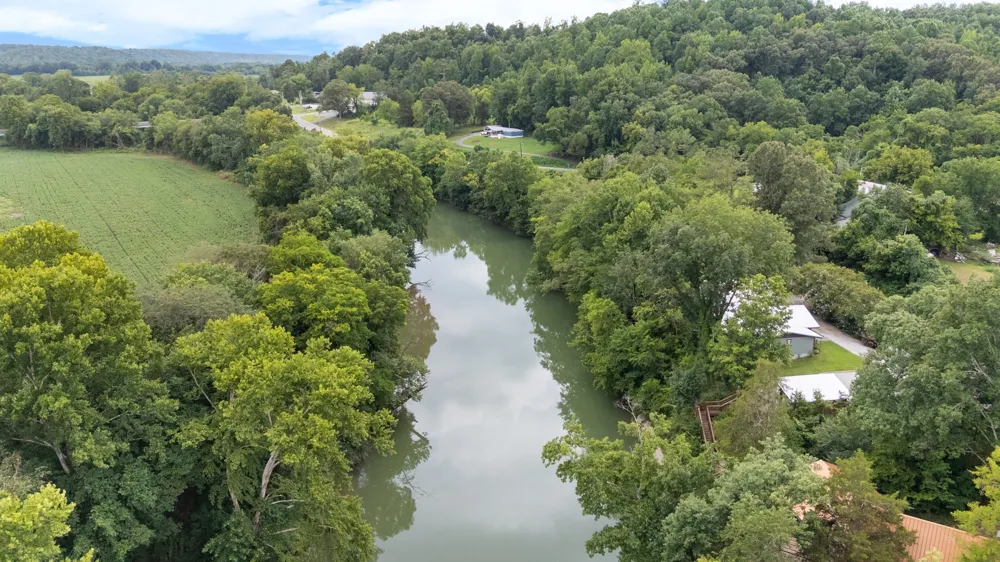 5699 S Main St Lobelville, TN 37097