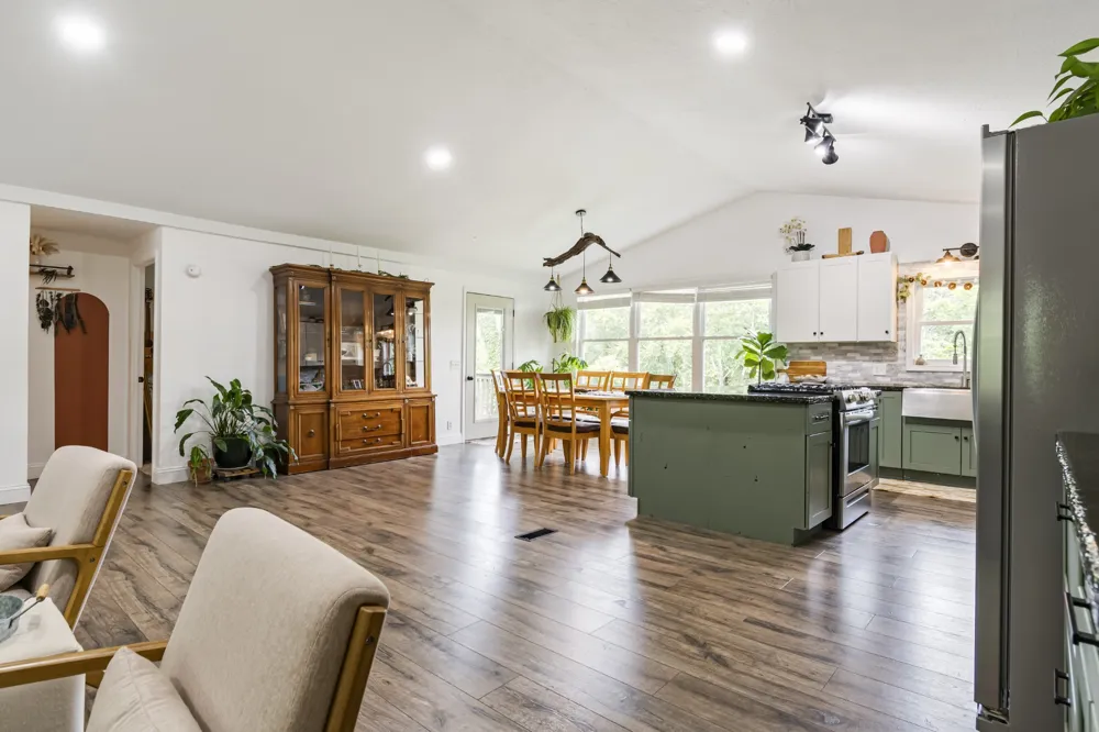 5699 S Main St Lobelville, TN 37097