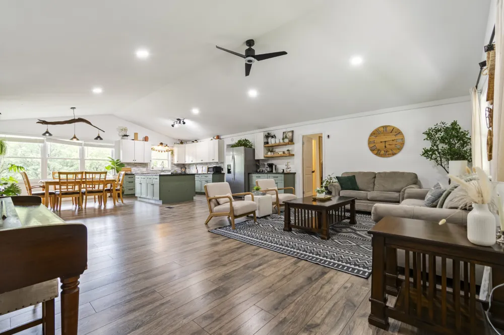 5699 S Main St Lobelville, TN 37097