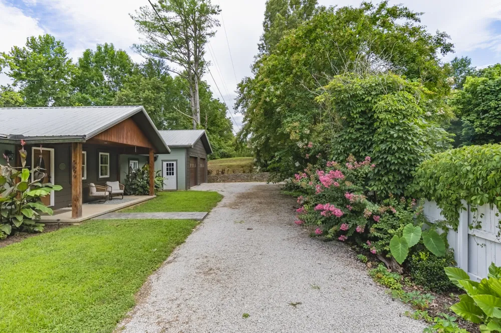 5699 S Main St Lobelville, TN 37097