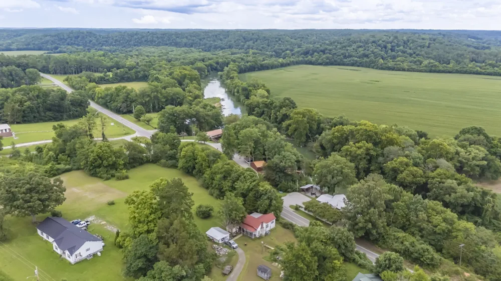 5699 S Main St Lobelville, TN 37097