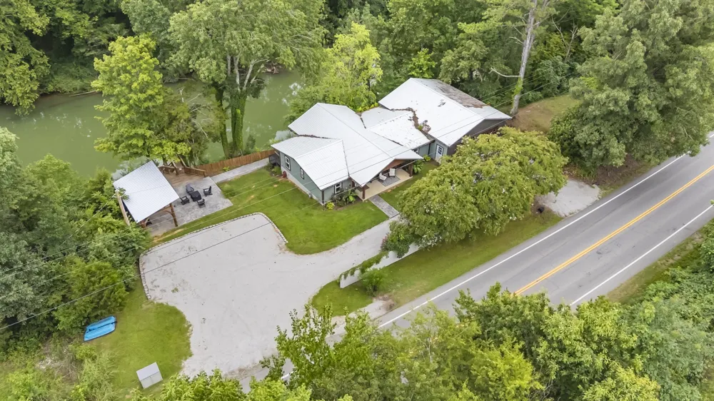 5699 S Main St Lobelville, TN 37097