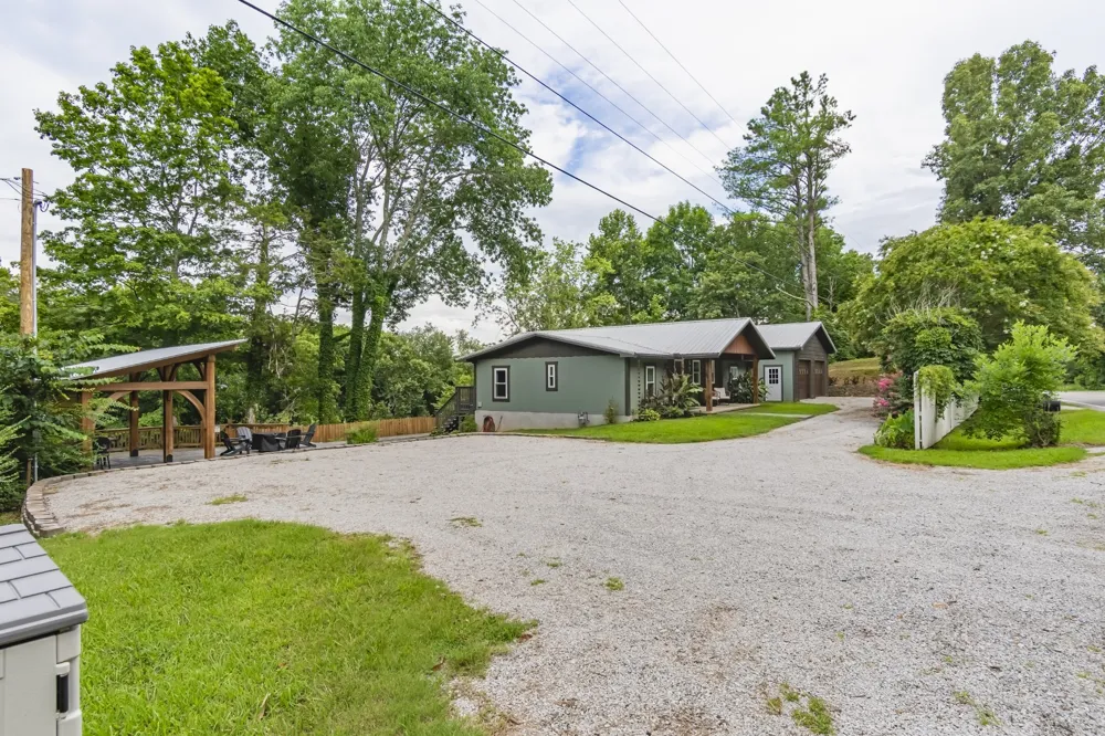 5699 S Main St Lobelville, TN 37097
