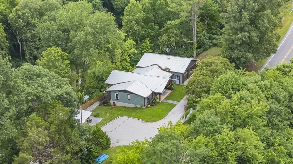 5699 S Main St Lobelville, TN 37097