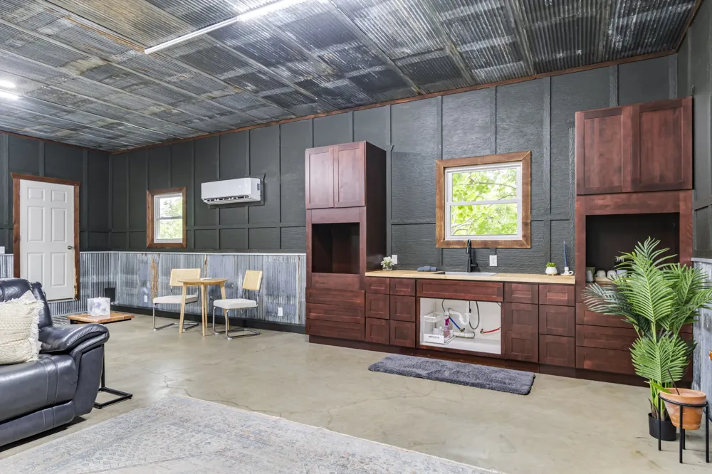 5699 S Main St Lobelville, TN 37097