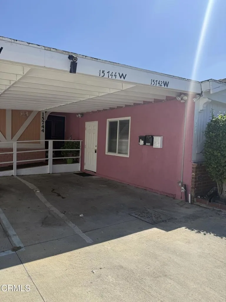 15744 W Saticoy Street Los Angeles, CA 91406