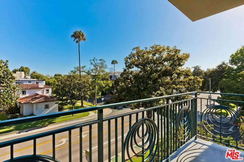 430 Oakhurst Drive #202 Beverly Hills, CA 90210