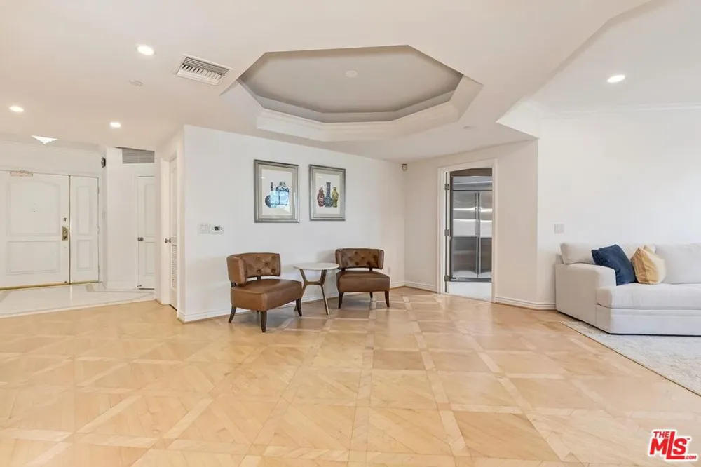 430 Oakhurst Drive #202 Beverly Hills, CA 90210