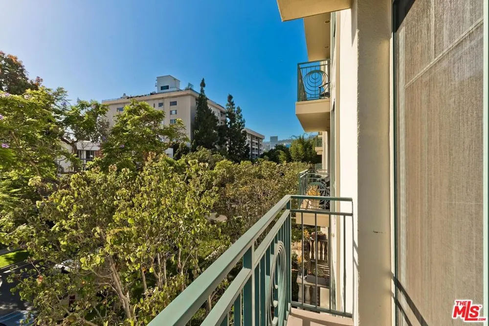 430 Oakhurst Drive #202 Beverly Hills, CA 90210