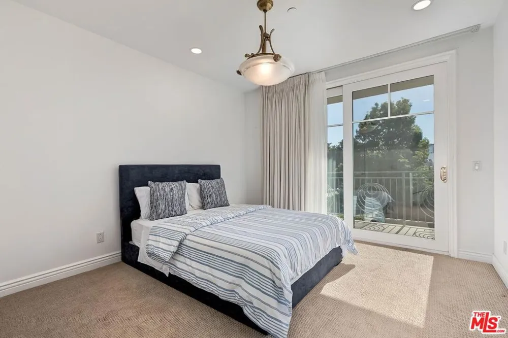 430 Oakhurst Drive #202 Beverly Hills, CA 90210