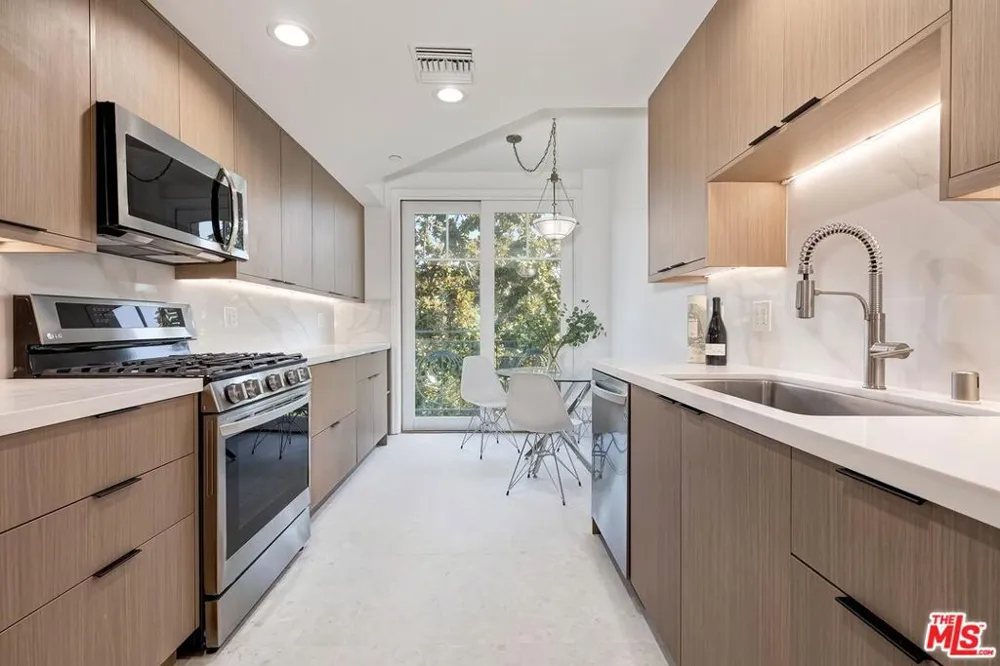 430 Oakhurst Drive #202 Beverly Hills, CA 90210