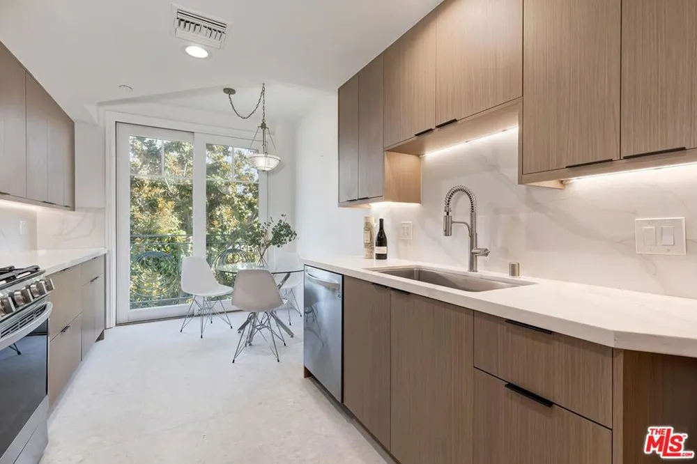 430 Oakhurst Drive #202 Beverly Hills, CA 90210