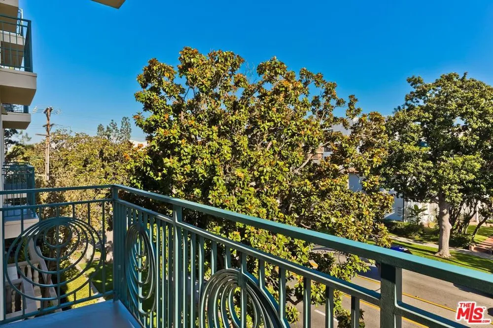 430 Oakhurst Drive #202 Beverly Hills, CA 90210