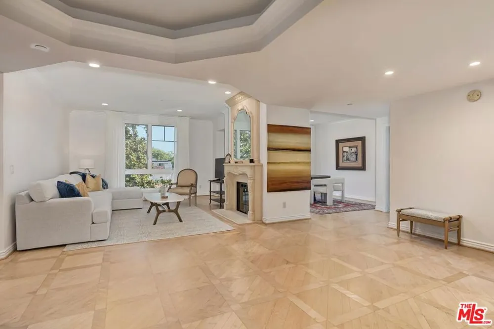 430 Oakhurst Drive #202 Beverly Hills, CA 90210