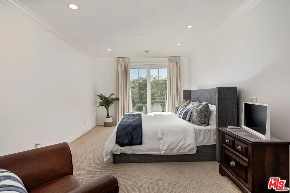 430 Oakhurst Drive #202 Beverly Hills, CA 90210