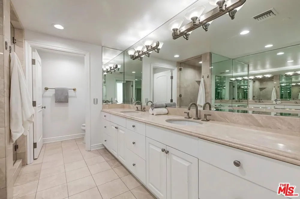 430 Oakhurst Drive #202 Beverly Hills, CA 90210