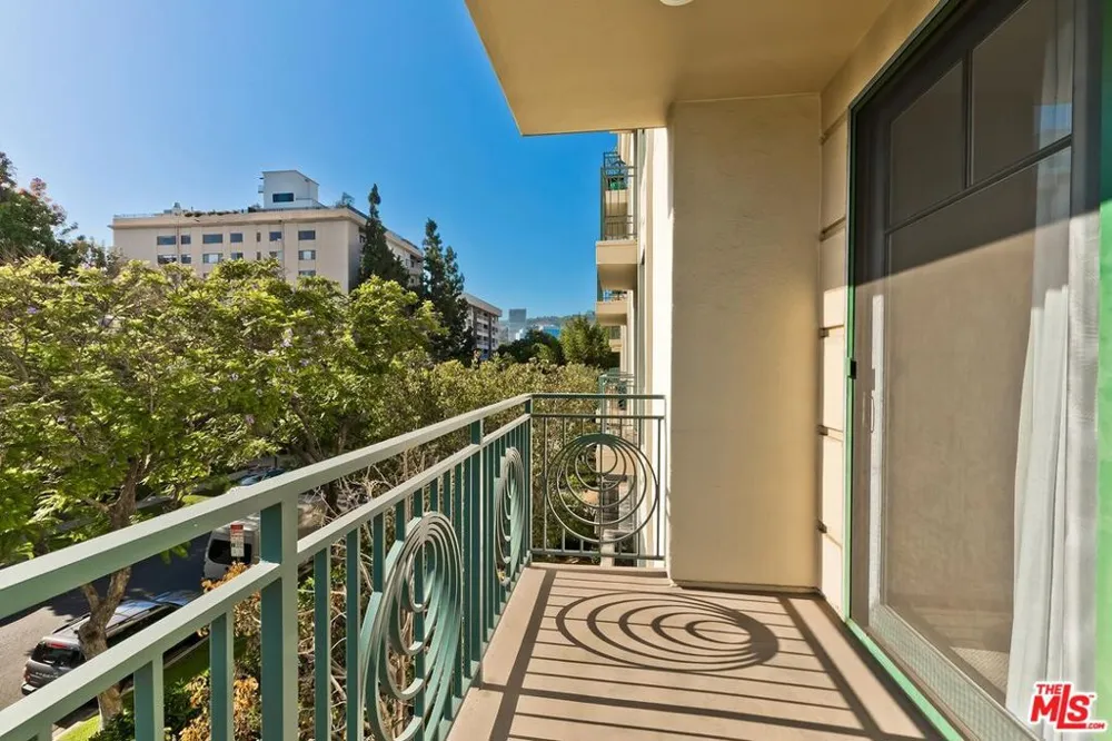 430 Oakhurst Drive #202 Beverly Hills, CA 90210