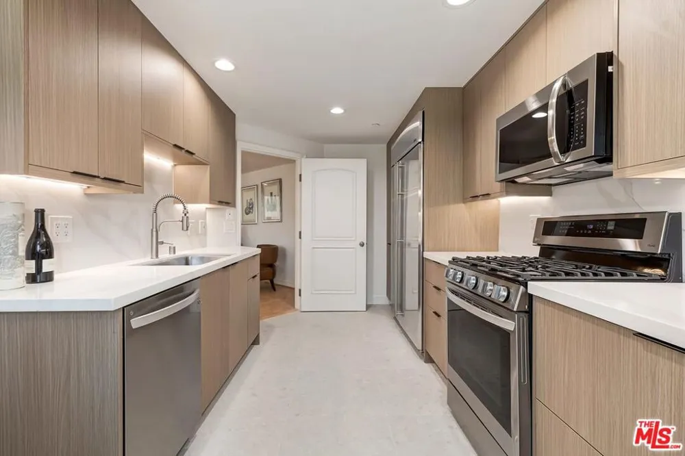 430 Oakhurst Drive #202 Beverly Hills, CA 90210