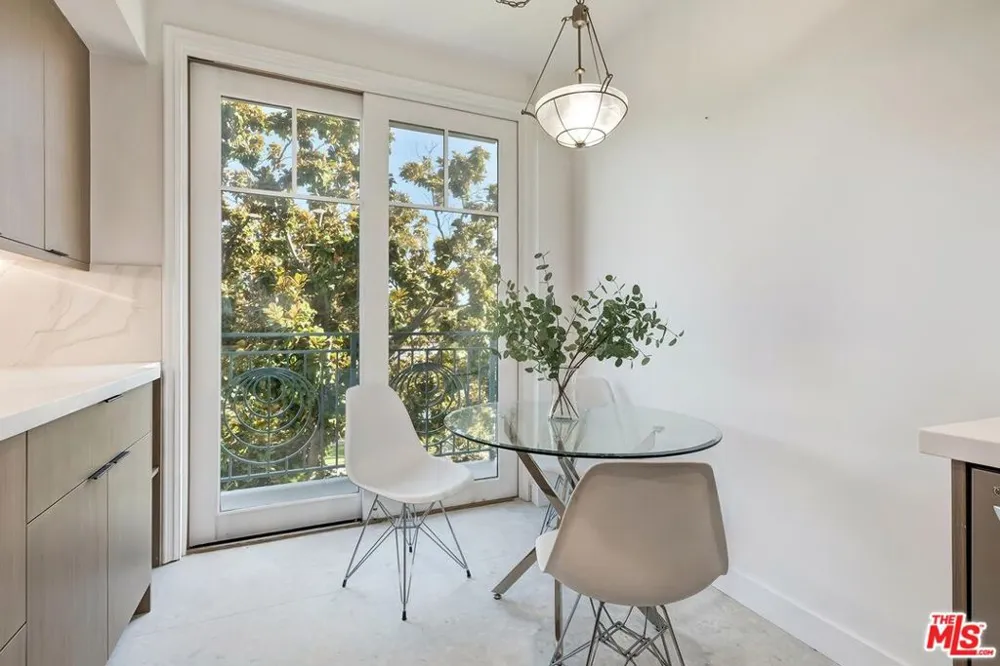 430 Oakhurst Drive #202 Beverly Hills, CA 90210