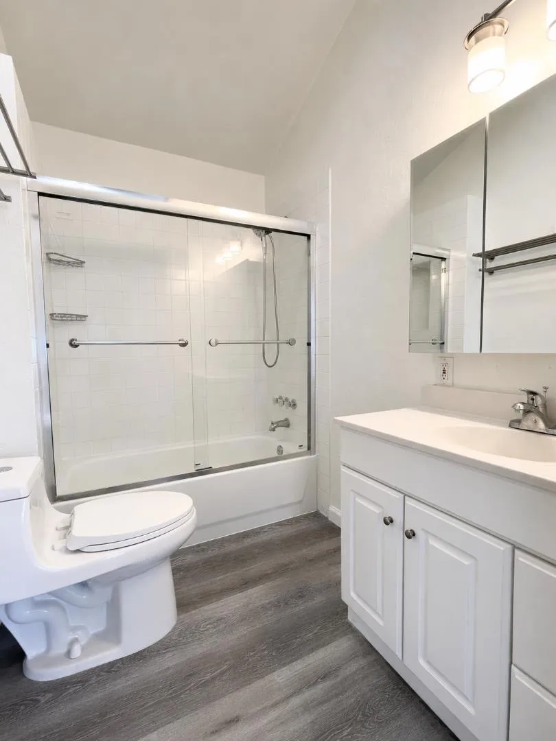 134 Cypress #A Upstairs Redwood City, CA 94061
