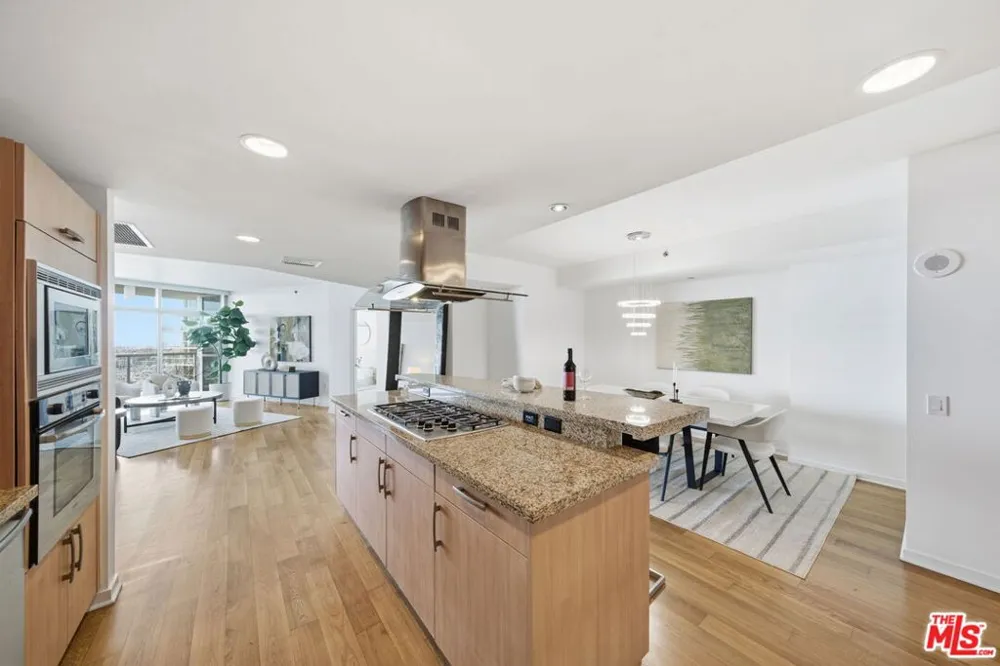 13650 Marina Pointe Drive #1603 Marina del Rey, CA 90292