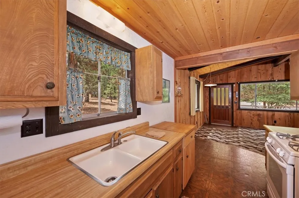 753 Vista Sugarloaf, CA 92386
