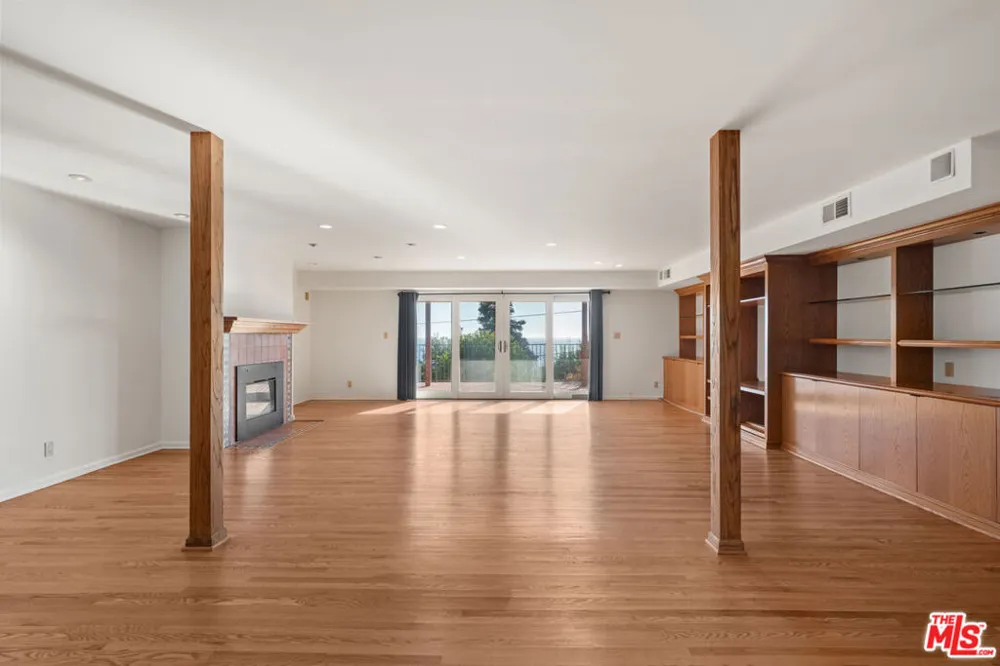 7203 Rindge Avenue Los Angeles, CA 90293