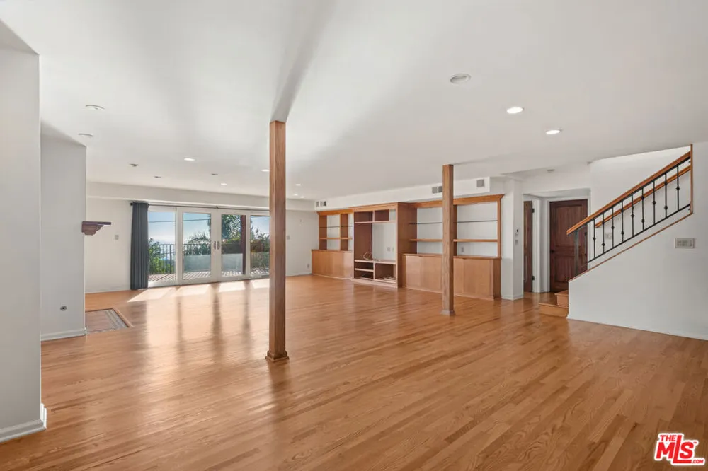 7203 Rindge Avenue Los Angeles, CA 90293