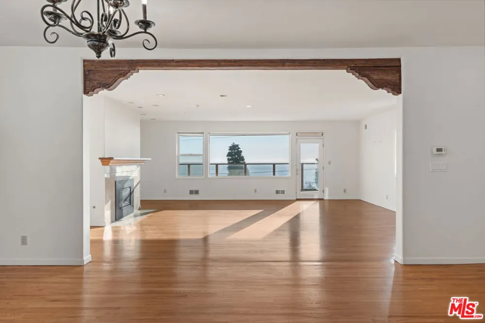 7203 Rindge Avenue Los Angeles, CA 90293