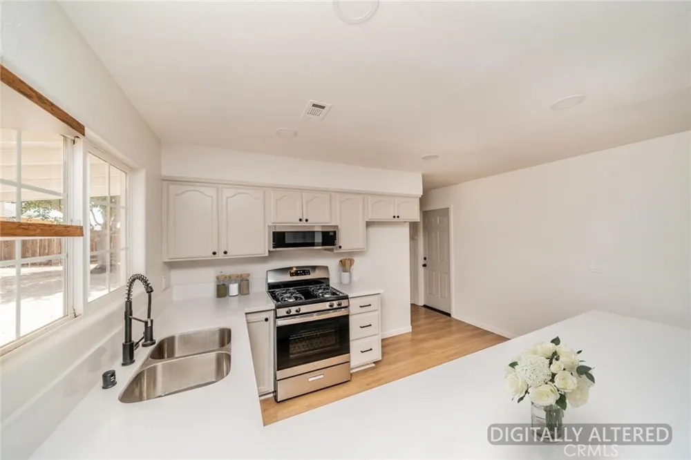 13913 Cronese Road Apple Valley, CA 92307