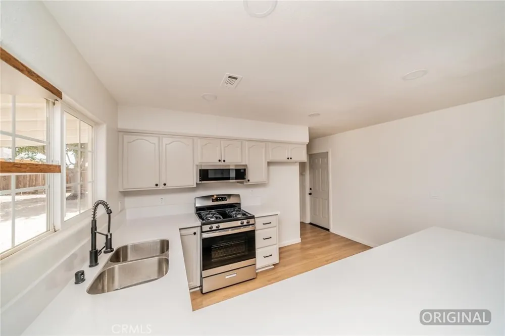 13913 Cronese Road Apple Valley, CA 92307
