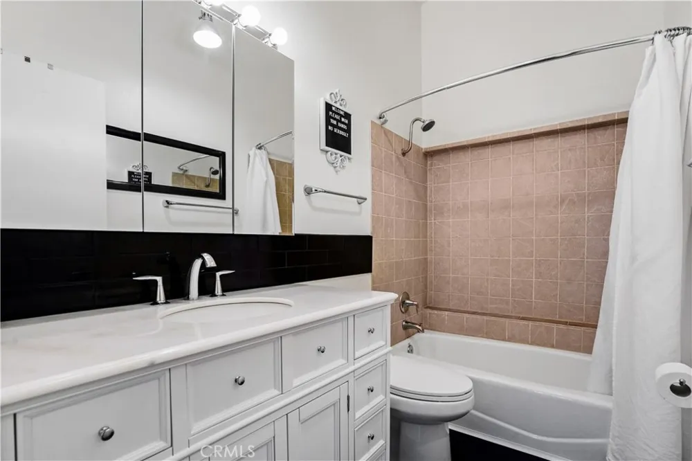 5805 Whitsett Avenue #211 Valley Village, CA 91607