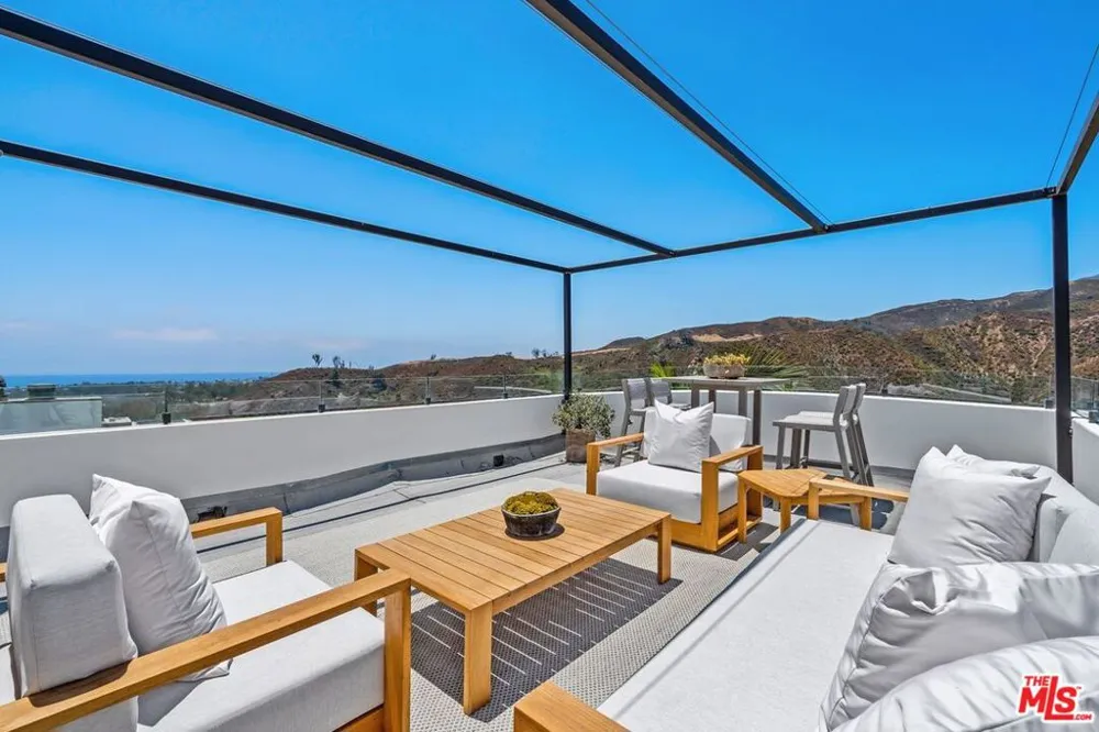 1535 Umeo Road Los Angeles, CA 90272