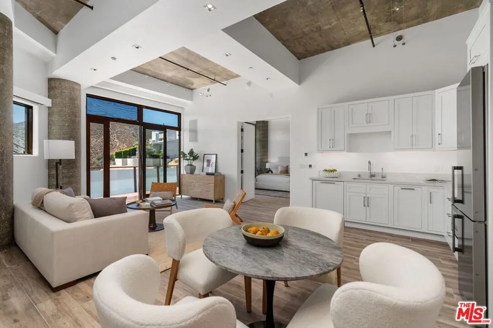 1535 Umeo Road Los Angeles, CA 90272