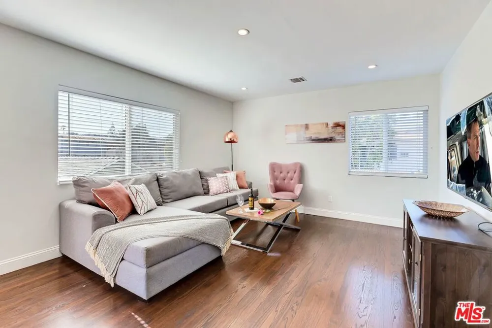4411 IRVINE AVENUE North Hollywood, CA 91602