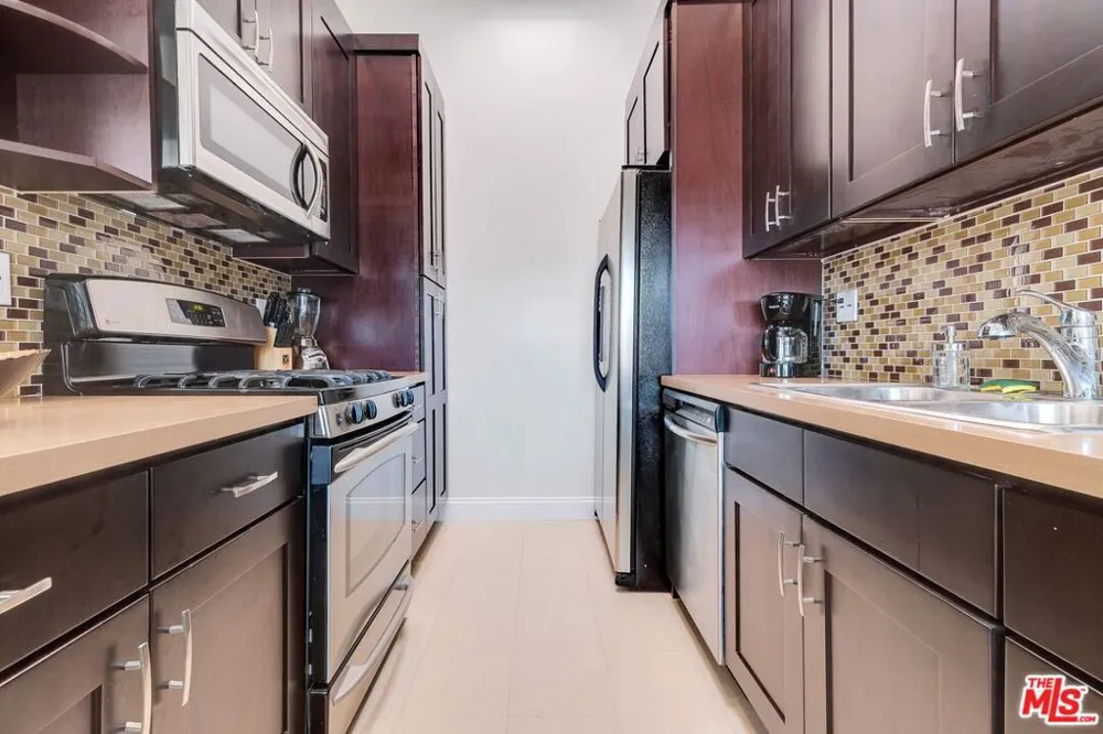 4411 IRVINE AVENUE North Hollywood, CA 91602